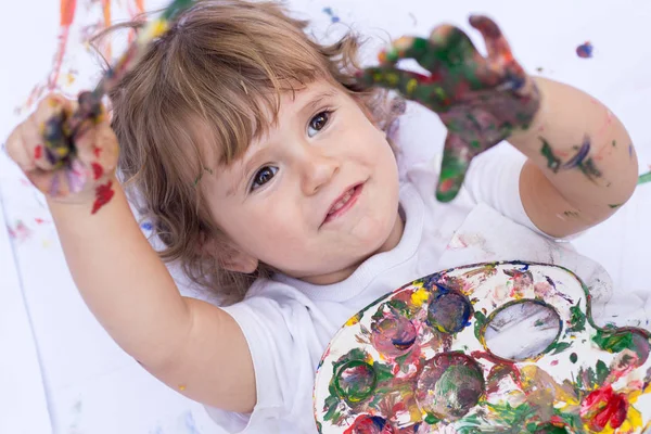 Menino Pintando Com Guache Mostrando Suas Mãos Pintadas — Fotografia de Stock