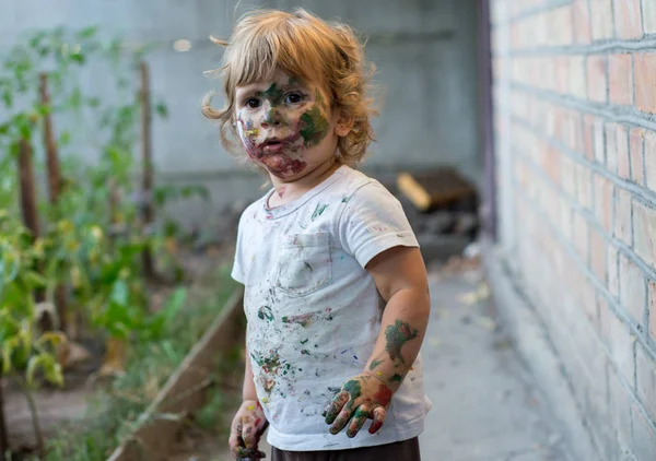 Målade Ansiktet Barnet Lite Roliga Smutsiga Boy — Stockfoto