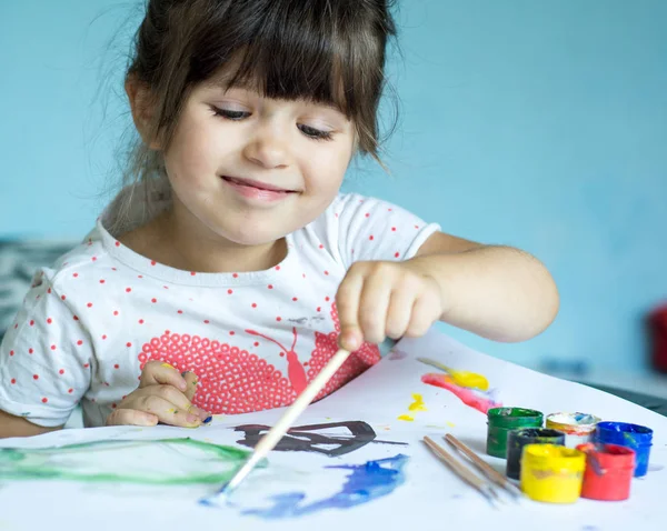 Criança Adorável Morena Encaracolada Menina Usando Sua Imaginação Está Pintando — Fotografia de Stock
