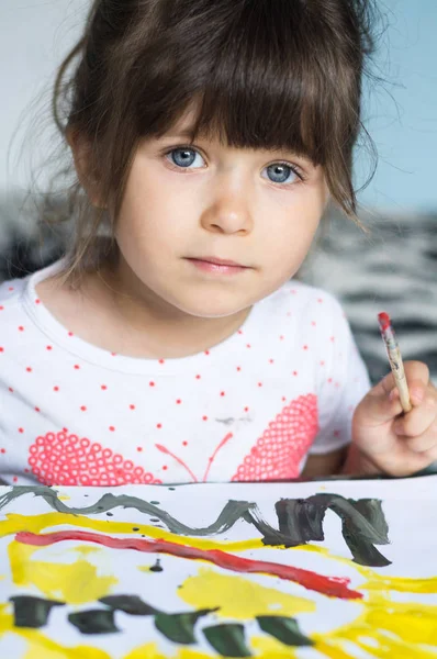 小女孩用画笔和多彩涂料油漆 — 图库照片
