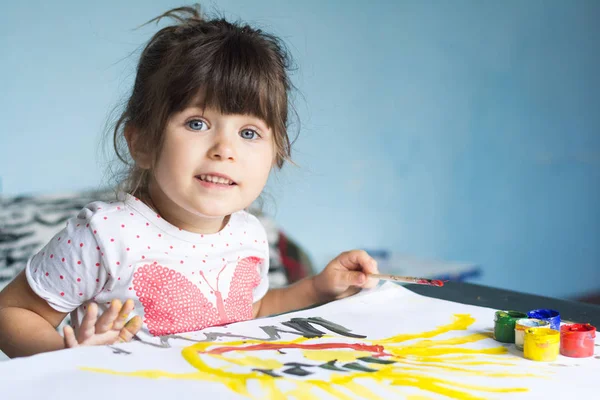 Menina Está Pintando Com Guache Enquanto Sentado Mesa — Fotografia de Stock