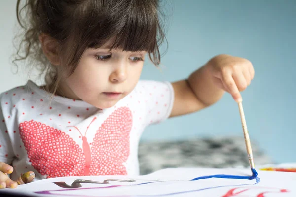 四岁的孩子在家里画画 美丽的小女孩与油漆刷子和水彩 — 图库照片