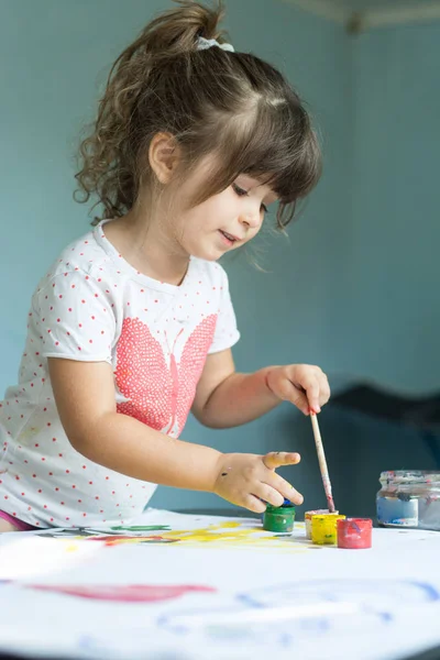 Miúdo Giro Está Desenhar Menina Bonita Com Pincel Pintura Aquarela — Fotografia de Stock