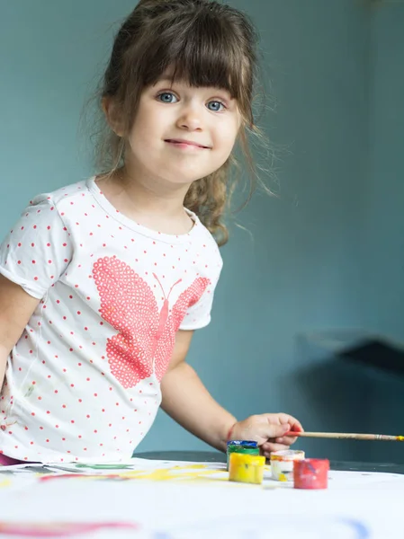 Miúdo Giro Está Desenhar Menina Bonita Com Pincel Pintura Aquarela — Fotografia de Stock