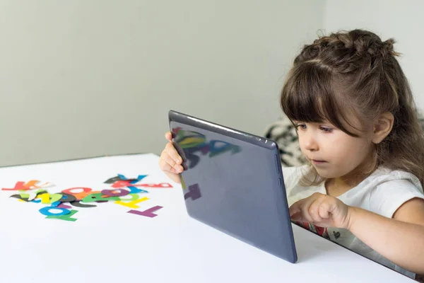 Vzdělávání Věda Technologie Děti Lidé Koncept Holčička Pomocí Počítače Tablet — Stock fotografie