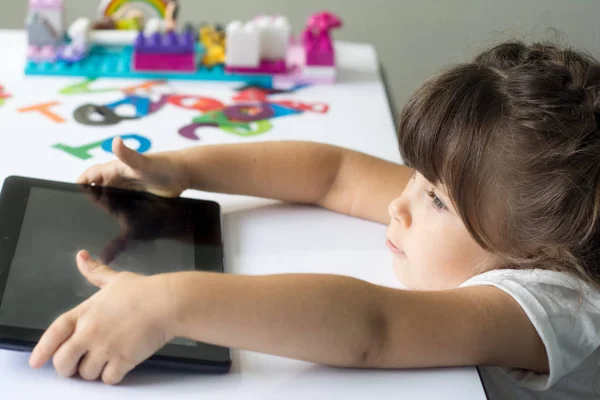 Kleines Mädchen Mit Tablet Hause Oder Kindergarten Bildung Wissenschaft Technologie — Stockfoto
