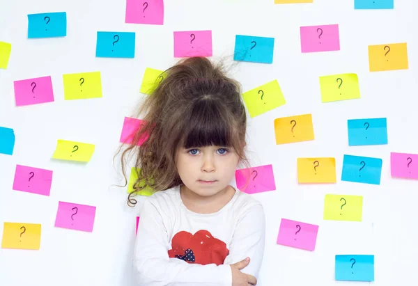 Criança Bonito Com Símbolo Pergunta Adesivos Redor Conceito Educação — Fotografia de Stock