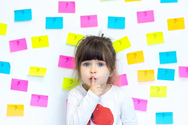 Criança Bonito Com Símbolo Pergunta Adesivos Redor Conceito Educação — Fotografia de Stock