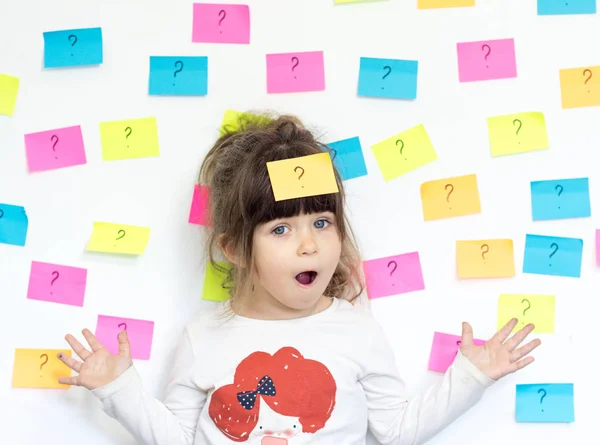 Criança Inteligente Com Símbolo Pergunta Adesivos Seu Corpo Redor Stress — Fotografia de Stock