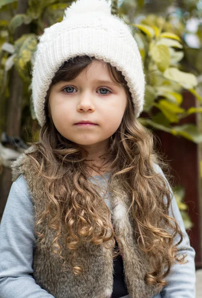 Schöne Kleine Brünette Mädchen Blaue Augen Außenporträt Eines Niedlichen Kleinen — Stockfoto