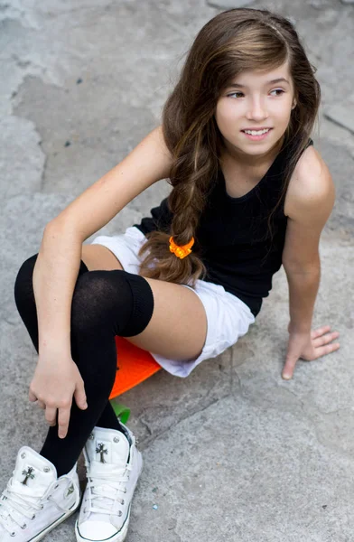 スケート ボードの上に座って幸せなスタイリッシュな十代女の子 アクティブな若者 アウトドア ライフ スタイル — ストック写真