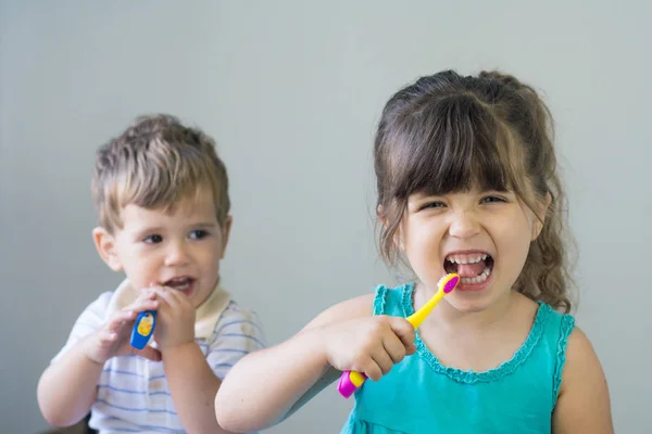 Dos Lindos Niños Pequeños Cepillándose Los Dientes Aislados Blanco — Foto de Stock