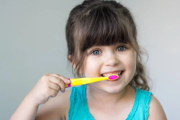 Menina Bonito Com Uma Escova Dentes Mão Limpa Dentes Sorri — Fotografia de Stock