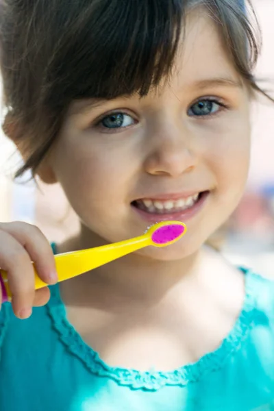 Close Jovem Escovando Dentes Com Escova Dentes Com Luz Natural — Fotografia de Stock