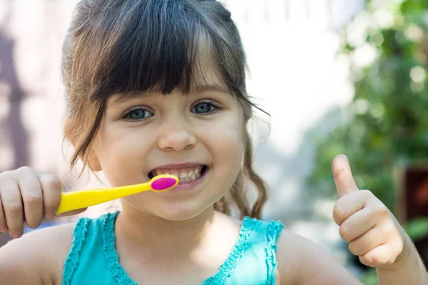 Menina Alegre Está Escovando Dentes Natureza — Fotografia de Stock