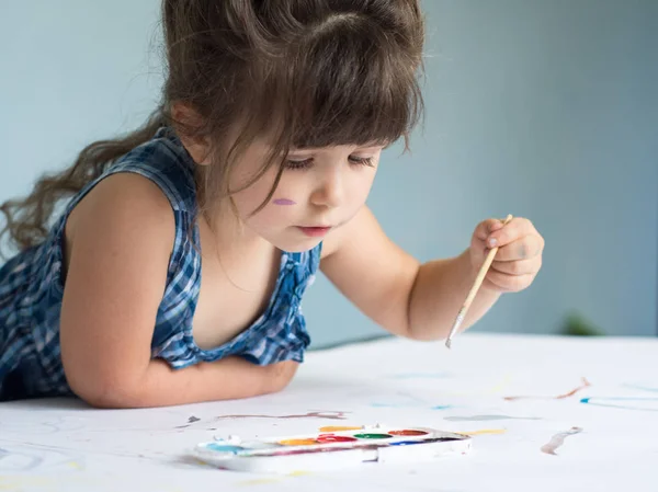 Vier Jaar Kind Thuis Schilderen Mooi Meisje Met Kwast Aquarel — Stockfoto