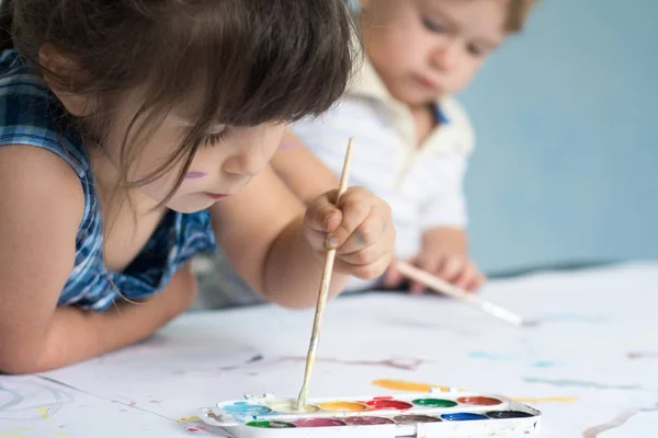 儿童在家里或幼儿园或幼儿园玩耍和画画 — 图库照片