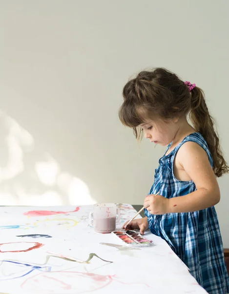 可爱的孩子在画画 美丽的小女孩与油漆刷子和水彩 — 图库照片