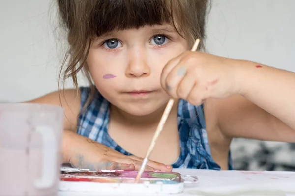 四岁的孩子在家里画画 美丽的小女孩与油漆刷子和水彩 — 图库照片