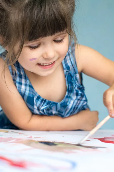 Quatro Anos Criança Está Pintando Casa Menina Bonita Com Pincel — Fotografia de Stock