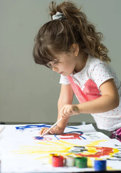 Miúdo Giro Está Desenhar Menina Bonita Com Pincel Pintura Aquarela — Fotografia de Stock