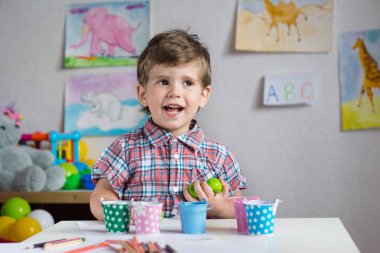 Küçük çocuk 2 veya numaraları, elma okulda matematik dersinde sayma hakkında öğrenme yaşındaki. Öncesi anaokulu, mutlu okul öncesi