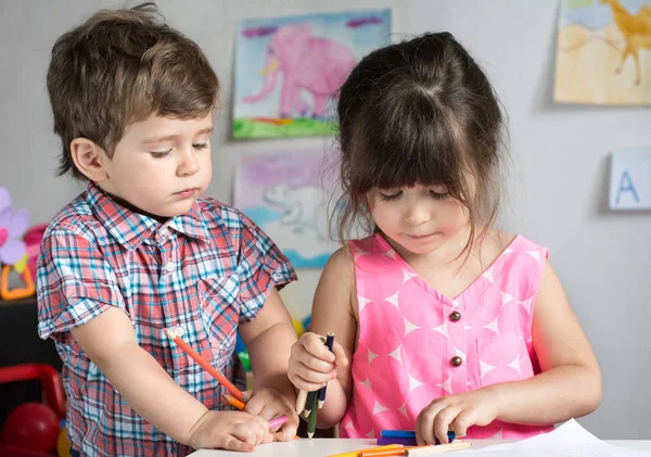 Lindos Niños Haciendo Oficio Pintando Jardín Infantes Hermanos Felices Jugando — Foto de Stock