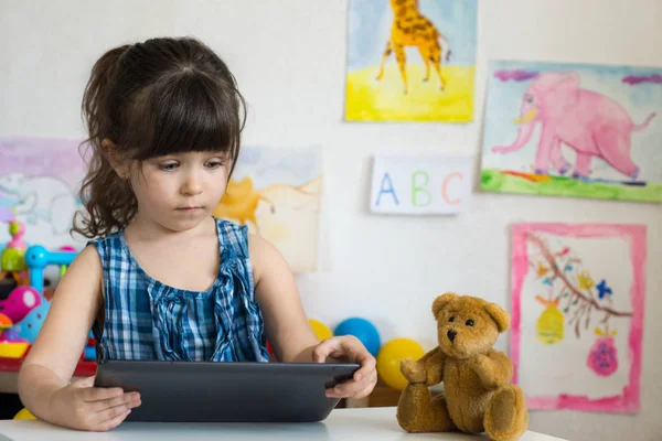 Bambino Che Usa Tablet Digitale Casa All Asilo Istruzione Scienza — Foto Stock