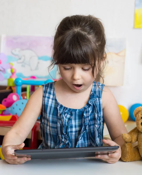Malé Dítě Pomocí Digitálních Tabletu Doma Nebo Školky Koncepce Školství — Stock fotografie