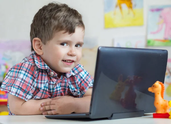 Kleiner Junge Mit Tablet Hause Oder Kindergarten Bildung Wissenschaft Technologie — Stockfoto