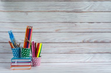 Okul ve ofis aksesuarları. Ahşap tahta üzerinde boşaltmak ile okul Kırtasiye