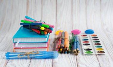 Kalem, kurşun kalem, Not defterleri ve boyalar, Beyaz ahşap zemin üzerinde de dahil olmak üzere çeşitli okul malzemeleri