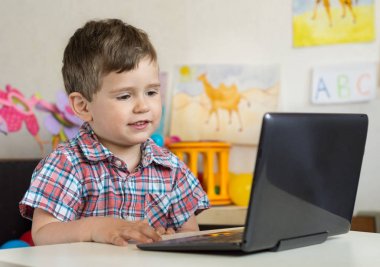 Genç çocuk evde Tablet Pc kullanarak veya anaokulu. Eğitim, bilim, teknoloji, çocuk ve insan kavramı