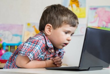 Genç çocuk evde Tablet Pc kullanarak veya anaokulu. Eğitim, bilim, teknoloji, çocuk ve insan kavramı