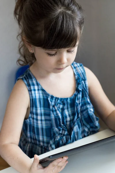 Scuola Materna Anni Ragazza Che Gioca Tablet Casa All Asilo — Foto Stock