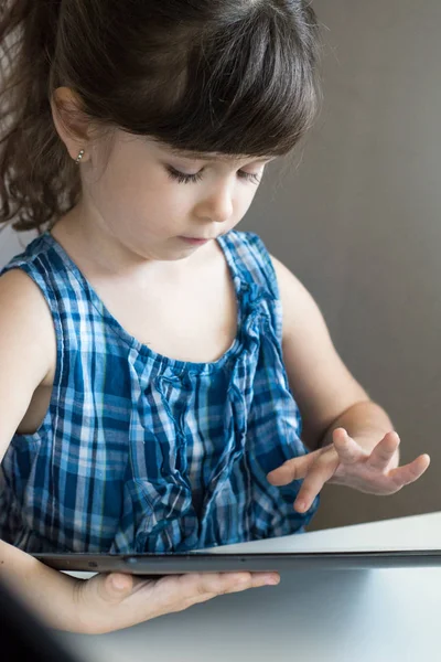 Bambino Che Usa Tablet Digitale Casa All Asilo Istruzione Scienza — Foto Stock