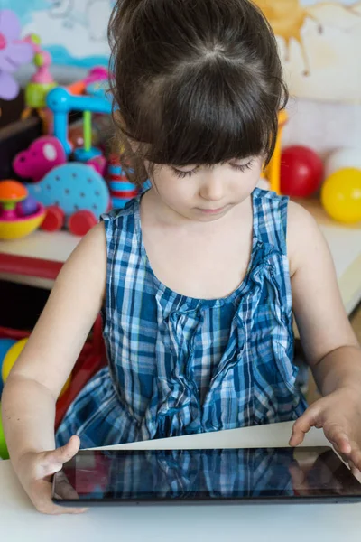 Bambino Che Gioca Con Tablet Del Casa All Asilo Istruzione — Foto Stock