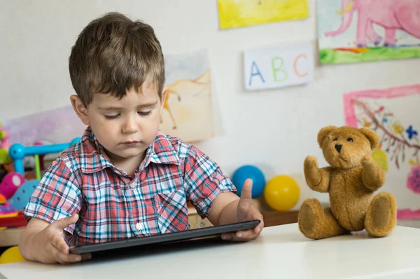 Kleiner Junge Mit Notizbuch Hause Oder Kindergarten Bildung Wissenschaft Technologie — Stockfoto