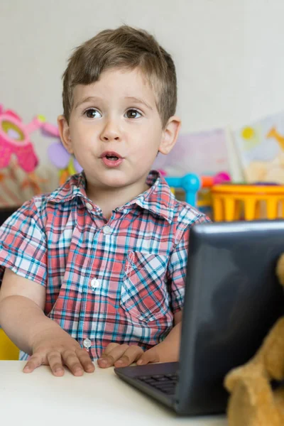 Happy Little Boy Pomocí Tablet Doma Nebo Školky Koncepce Školství — Stock fotografie