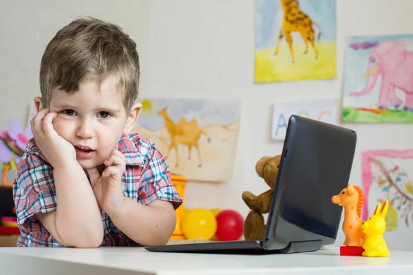 Gelukkig Weinig Jongen Met Behulp Van Tablet Thuis Kleuterschool Onderwijs — Stockfoto