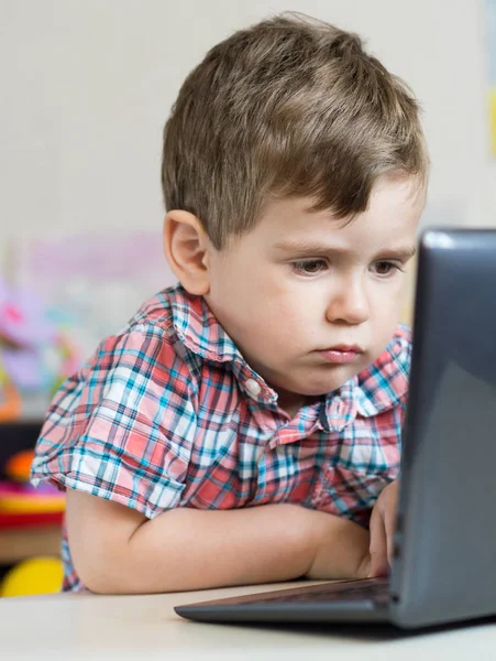 Kleiner Junge Mit Notizbuch Hause Oder Kindergarten Bildung Wissenschaft Technologie — Stockfoto