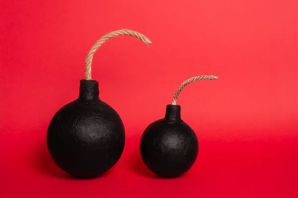 Foto Uma Bomba Redonda Com Fusível Aceso Sobre Fundo Vermelho — Fotografia de Stock