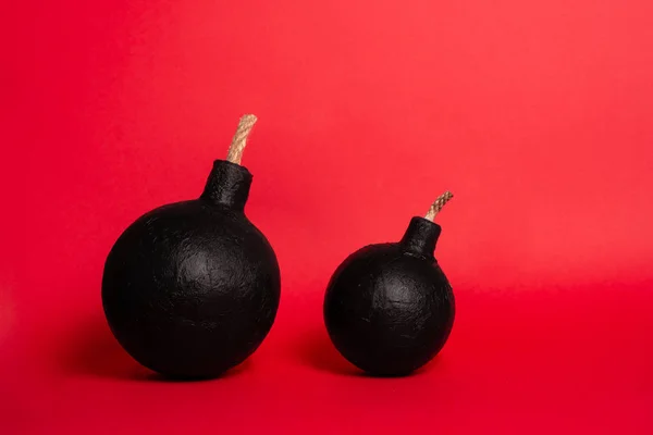 Foto Uma Bomba Redonda Com Fusível Aceso Sobre Fundo Vermelho — Fotografia de Stock