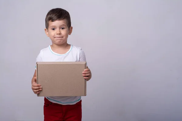 Anak Dengan Banner Kosong Iklan Barang Anak Anak Terisolasi Latar — Stok Foto