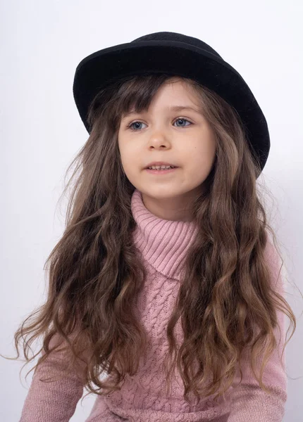 Bambino Anni Con Lunghi Capelli Ricci Cappello Nero Posa Uno — Foto Stock