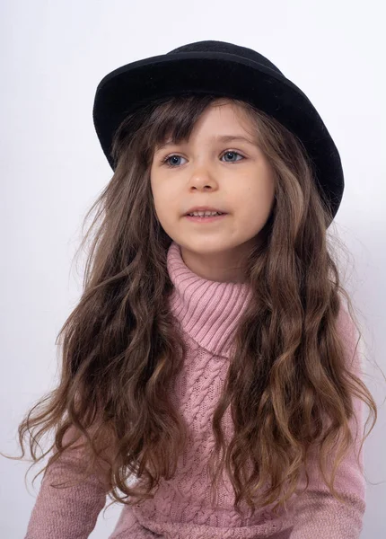 Uma Criança Anos Idade Com Cabelos Longos Encaracolados Chapéu Preto — Fotografia de Stock