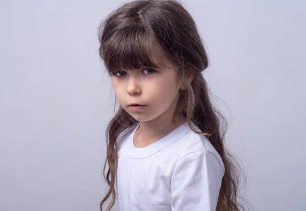 Enfant Ans Avec Des Cheveux Bouclés Shirt Blanc Posant Sur — Photo