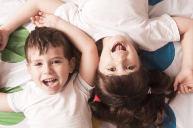 Tonlu fotoğraf. Mutlu çocukların geçmişi. Renkli arka planda oynayan kız ve erkek.. 