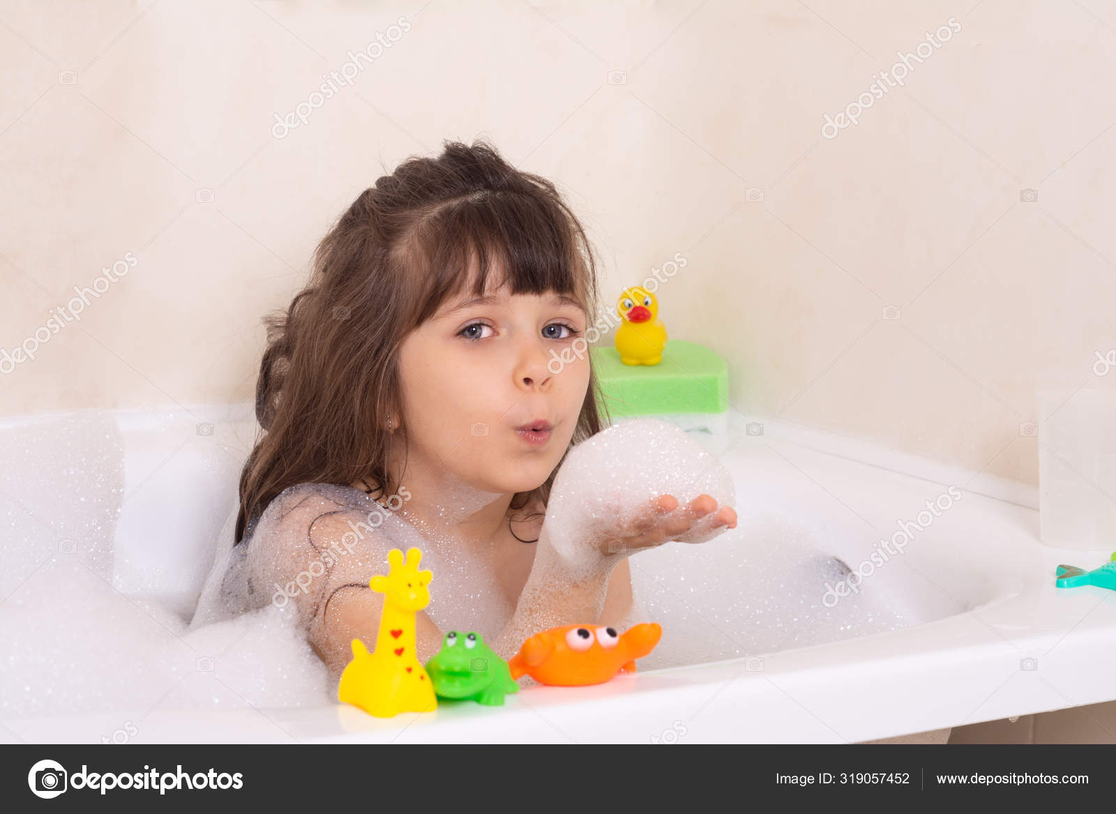 Enfant Se Baignant Dans La Baignoire. Bébé Se Baigne Dans Un Bain