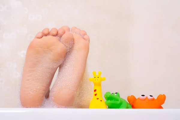 Niños Tomando Baño Burbujas Niño Bañándose Bañera Niña Jugando Con —  Fotos de Stock